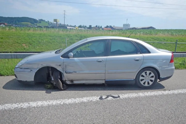 A1 Sirnach TG – In die Mittelleitplanke auf der Autobahn gekracht