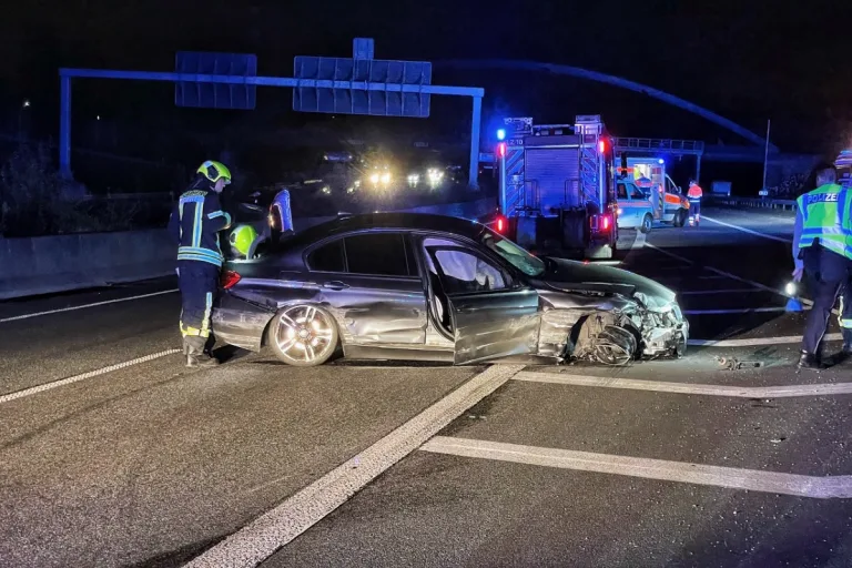 Neuss -  A57 im Kreuz West nach Unfall gesperrt - Zwei Personen verletzt