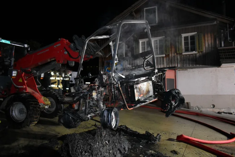 Ruswil LU - Elektrofahrzeug geht in Flammen auf