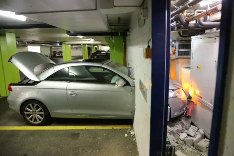 Zug - Mit dem Auto durch die Wand