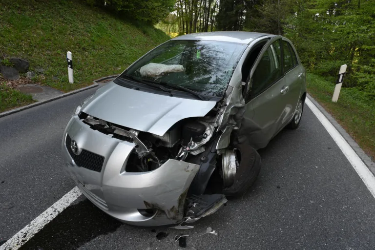 Büron LU – Massive Streifkollision zwischen zwei Autos