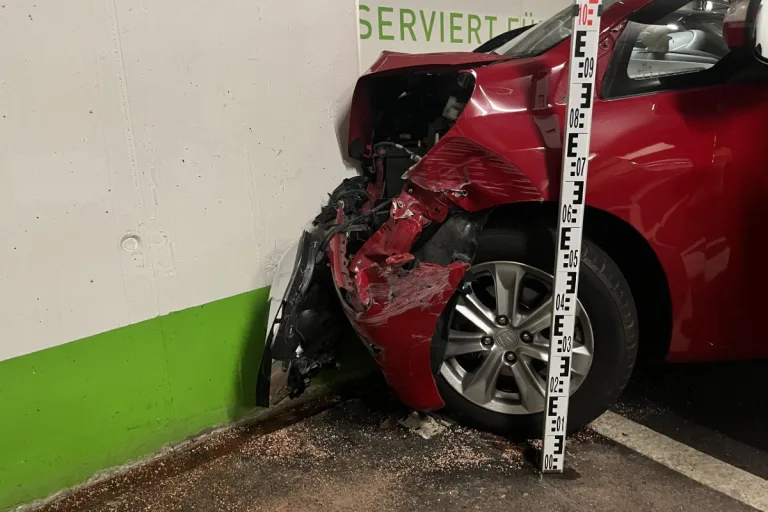 Rapperswil SG - 90-jähriger Mann baut Selbstunfall in Tiefgarage