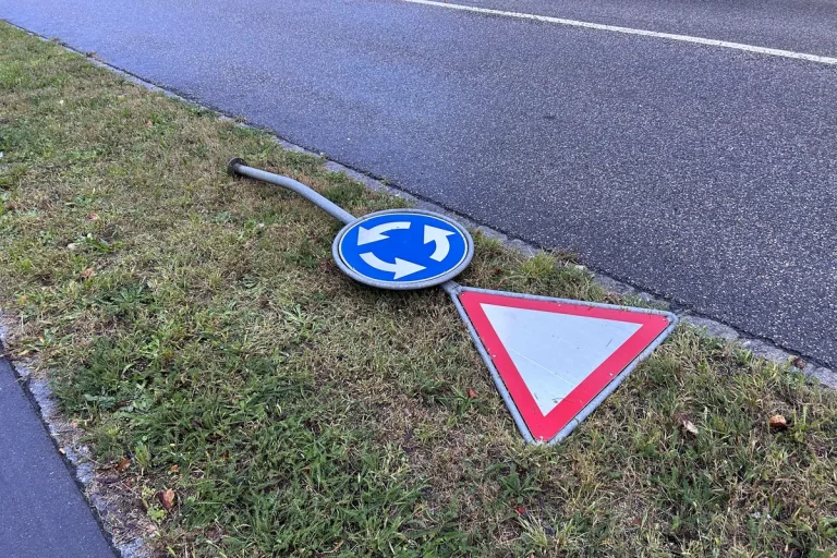 Hornussen AG - Wer hat das Verkehrsschild umgefahren?