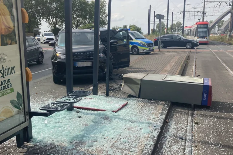 Duisburg NW – Auto prallt in Haltestelle