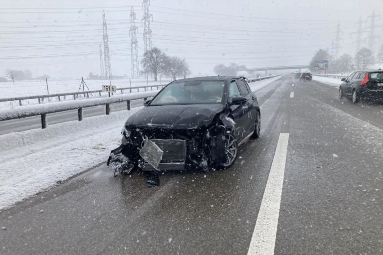 Mollis GL - Auf der Autobahn A3 verunfallt 