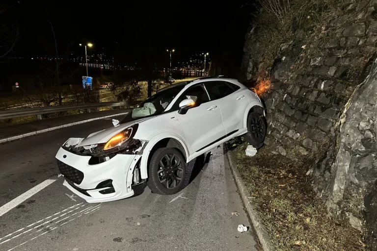 Brunnen SZ - Morschacherstrasse nach Unfall komplett gesperrt
