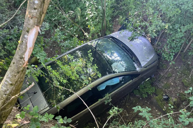 Waldkirch SG Stöcklenweg - Auto nach Unfall heute in Bachbett gelandet