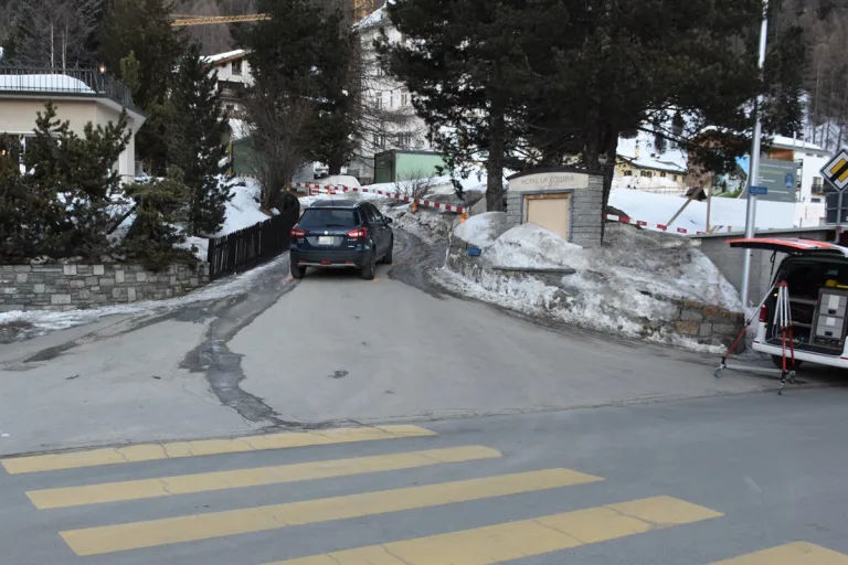 Pontresina GR – Auto kollidiert mit Fussgänger