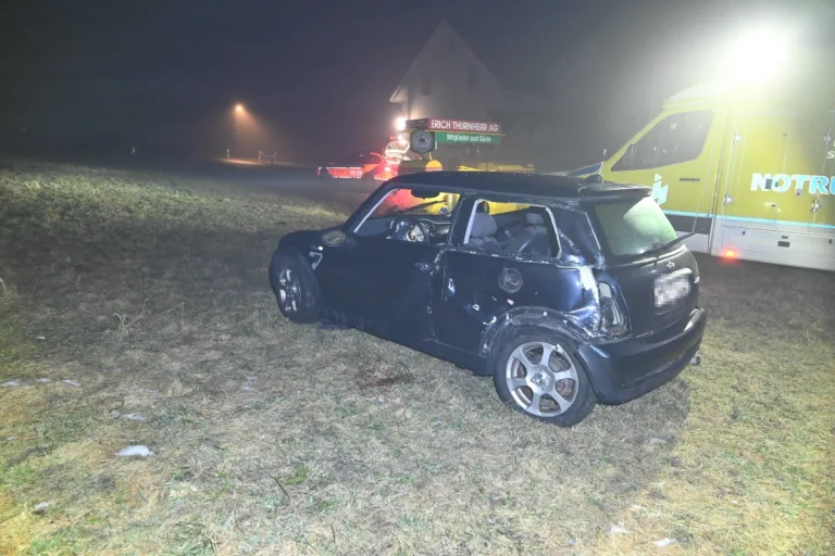 Rebstein SG - Mit Auto gegen Strassenwalze geschleudert 