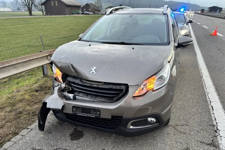 Bilten GL – Auffahrunfall zwischen drei Autos
