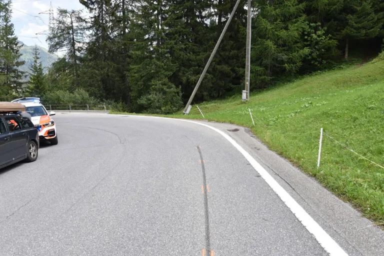 Splügen GR - Motorradfahrer stürzt auf dem Splügenpass