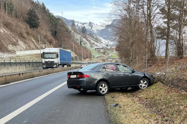 A8 Hergiswil OW – Auf Autostrasse in Mittelleitplanke und Wildzaun gekracht