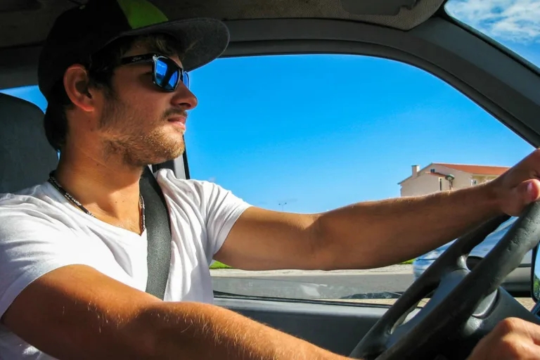 Tipps für angenehme Autofahrten bei Sommerhitze