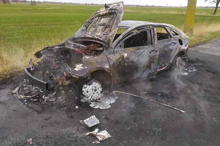 Zetel - Auto vollständig ausgebrannt
