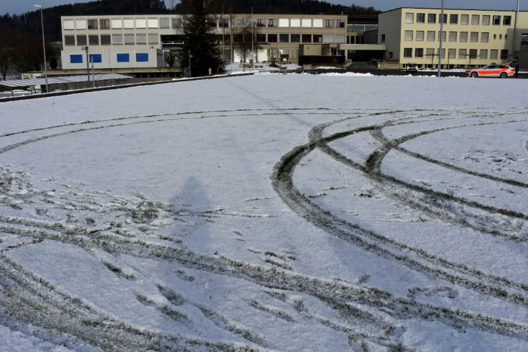 Zuckenriet SG - Fahrzeug beschädigt Sportplatz - Zeugenaufruf