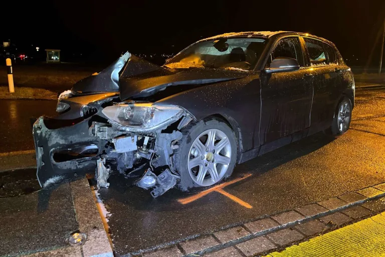Grabs SG - Autofahrer fährt betrunken gegen eine Strassenlaterne