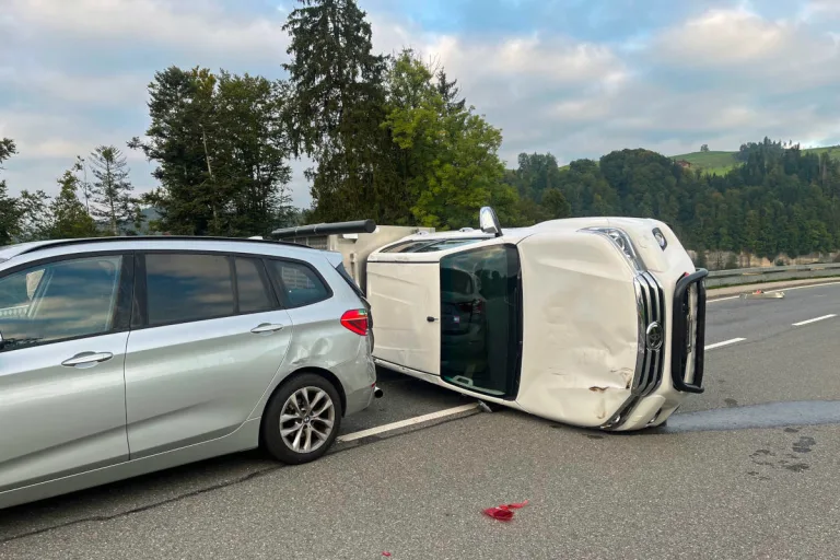 Werthenstein LU – Kollision zwischen Auto und Lieferwagen