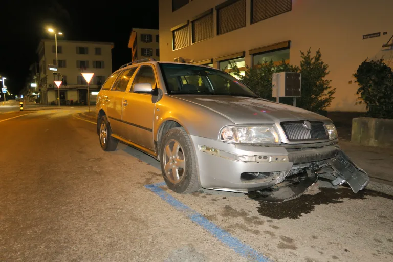 Stadt Glarus – Herrschaft über Fahrzeug verloren und in Betonmauer geprallt