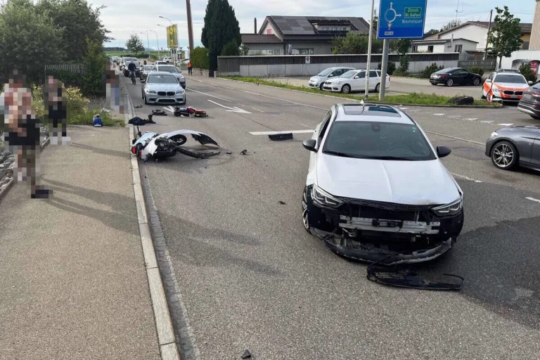 Gossau SG - Motorradfahrerin (17) bei Unfall verletzt