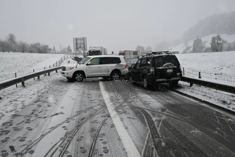  Dietfurt SG - Frontalkollision auf schneebedeckter Strasse