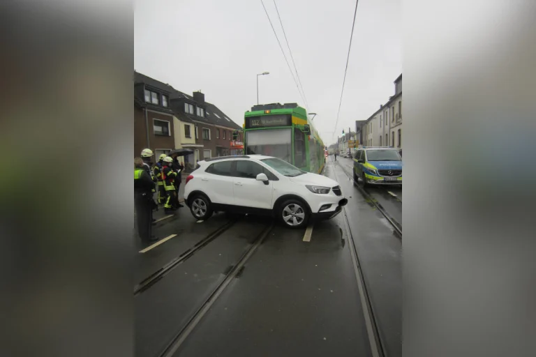 Mülheim an der Ruhr – Verkehrsunfall zwischen PKW und Straßenbahn