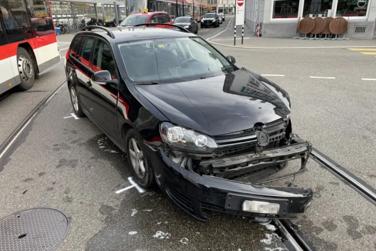 Auto kollidiert am Bahnhof St.Gallen mit Bus  