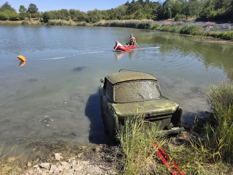 Mechelroda – Jahrzehnte alter Trabant aus Hermannsee geborgen