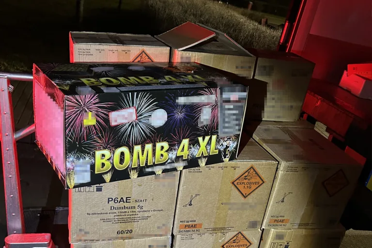 A17 Dresden SN – Lkw mit 340 Kilo illegaler Pyrotechnik gestoppt