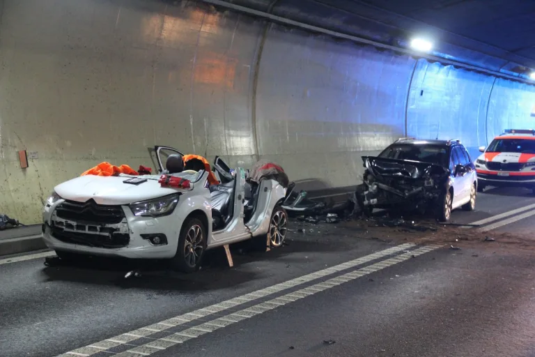 Mont-Russelin Tunnel JU - Heftige Auffahrkollision im Tunnel mit drei Verletzten