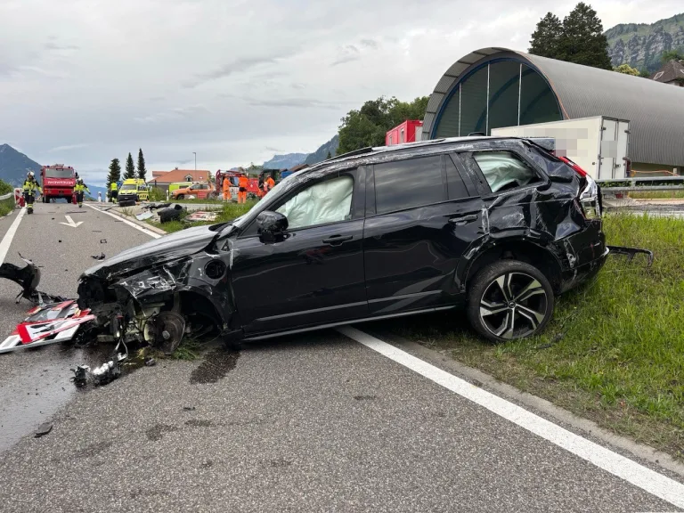Leissigen BE – Auto überschlägt sich bei Unfall 