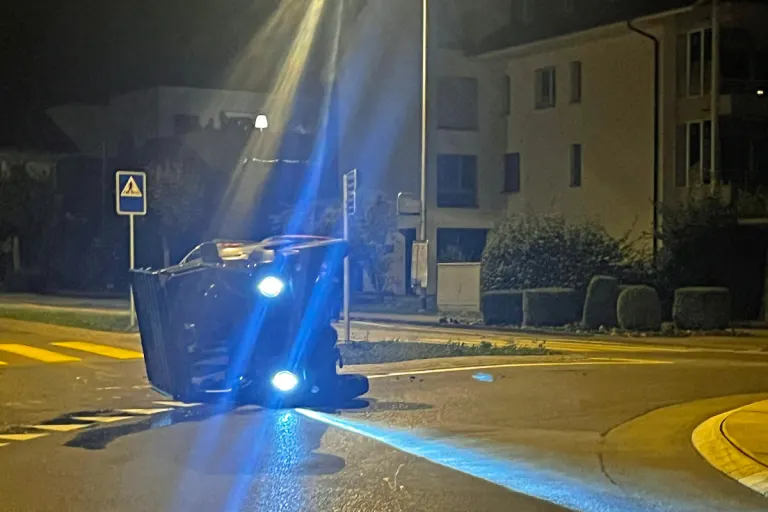 Schenkon LU - Auto kippt im Kreisel – niemand verletzt