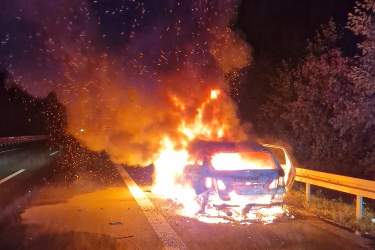 A31 Bottrop NW – Pkw brennt auf Autobahn aus