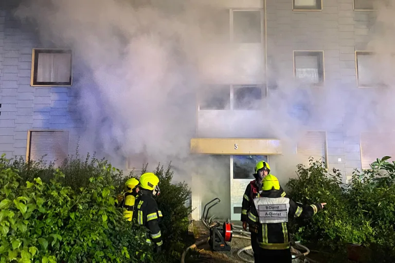 Bergheim NW – Vier Verletzte bei Brand von Keller in Mehrfamilienhaus