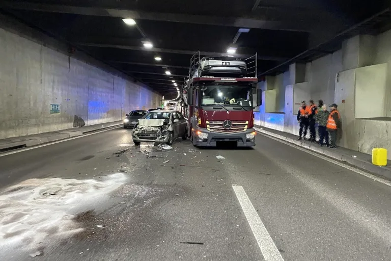 Muttenz BL - Auffahrkollision mit insgesamt fünf involvierten Fahrzeugen
