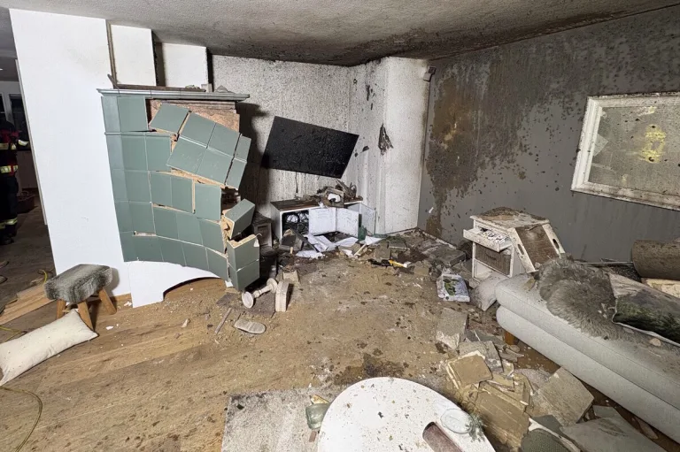 Rüthi SG – Kachelofen zerspringt in Wohnhaus