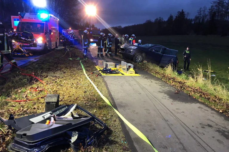 Horn-Bad Meinberg – Schwerer Verkehrsunfall mit eingeklemmter Person