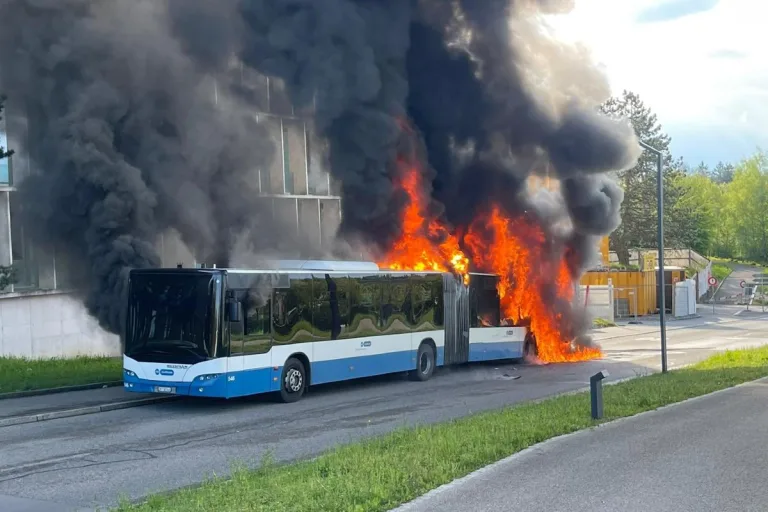 Zürich - Gelenkbus der VBZ am Hönggerberg vollständig ausgebrannt