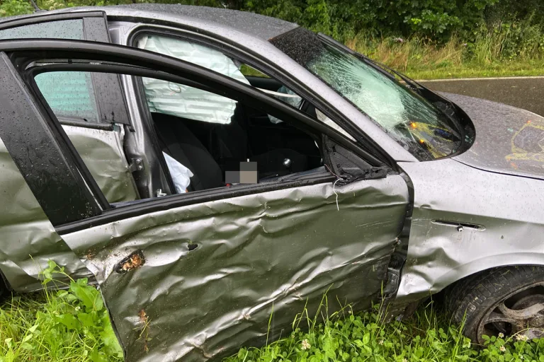Uezwil AG - 19-jähriger Lenker im Alfa Romeo prallt in Baum