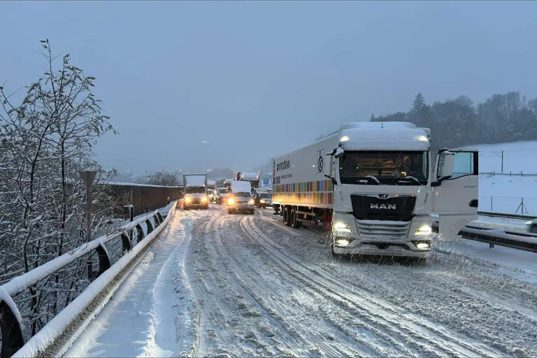 Kanton Freiburg – Schnee führt zu grossen Störungen auf den Strassen