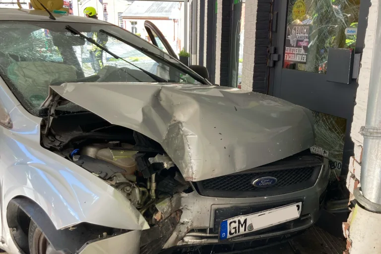 Radevormwald - Autofahrerin fährt frontal in ein Geschäft