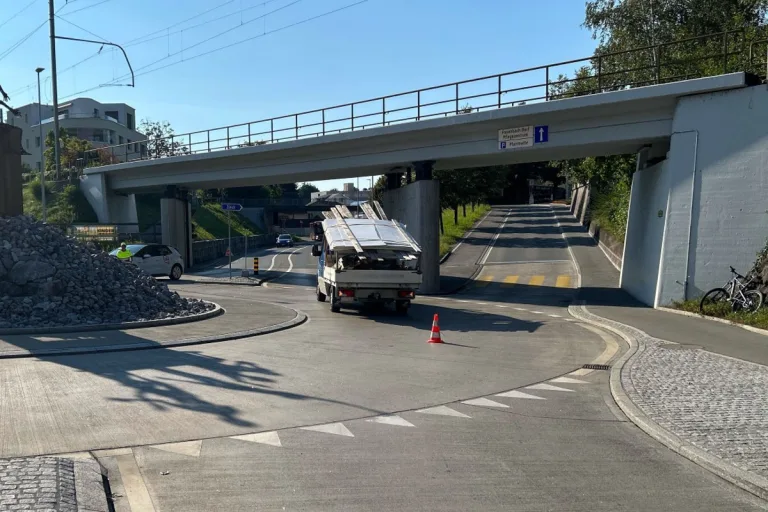 Drama am Kreisel in Freienbach SZ - Velofahrer von Lieferwagen überrollt und verletzt