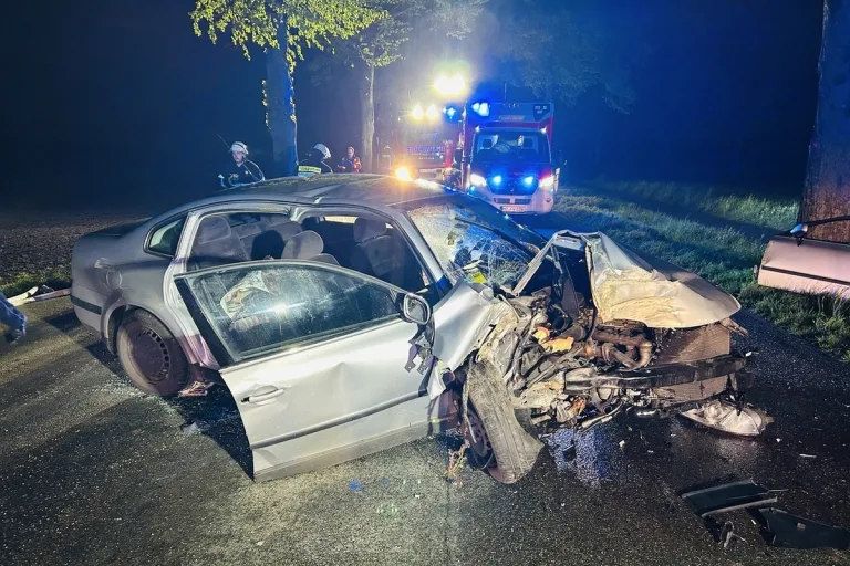 Moers NW - Krefelder Straße nach schwerem Unfall gesperrt