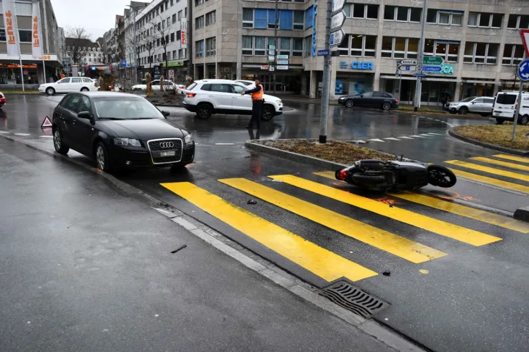 Chur GR - Auffahrunfall zwischen Auto und Roller auf der Quaderstrasse