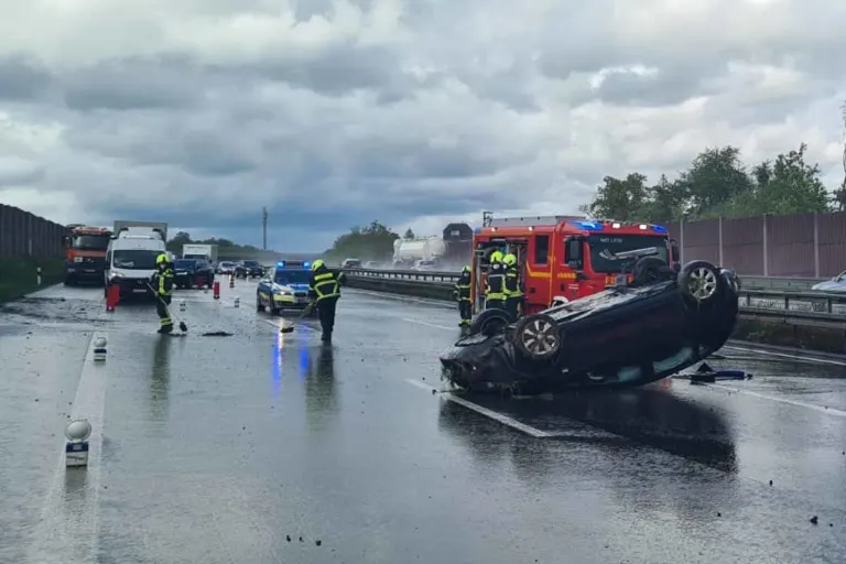 Längerer Stau in Sankt Augustin - PKW überschlägt sich auf der Autobahn  