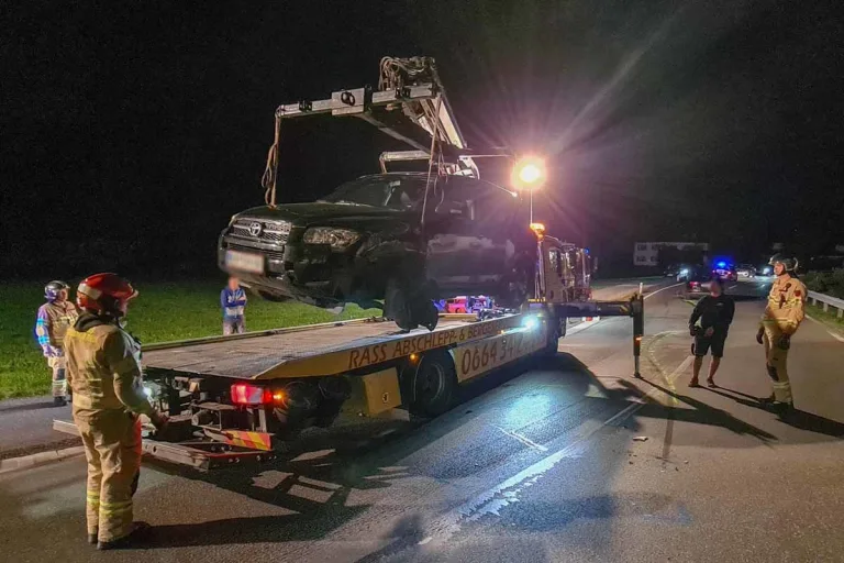 St. Johann in Tirol - Alkolenkerin baut Unfall 