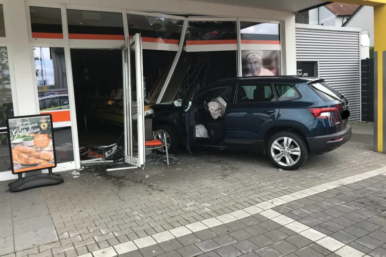 Bochum-Riemke – PKW durchbricht Schaufensterscheibe einer Bäckerei