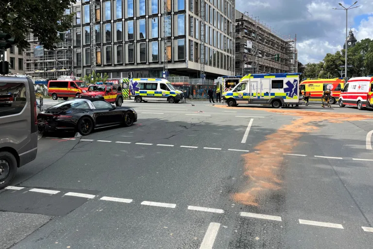 Jena TH – Vier Verletzte nach Unfall von Porsche mit Rettungswagen