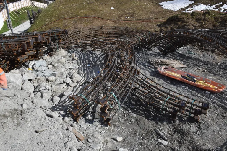 Arosa GR – Arbeiter durch Armierungseisen verletzt
