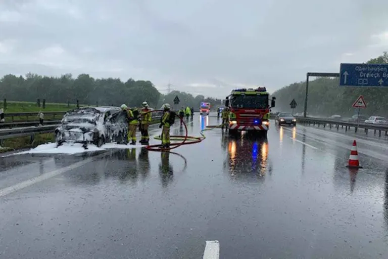 Auto geht auf der Autobahn bei Gladbeck in Flammen auf