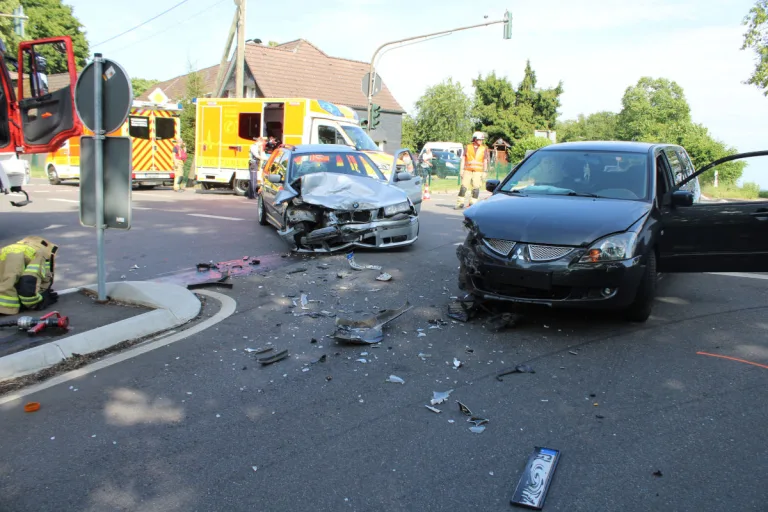 Zwei Verletzte bei Unfall in Wermelskirchen NRW – Mitsubishi kracht in BMW